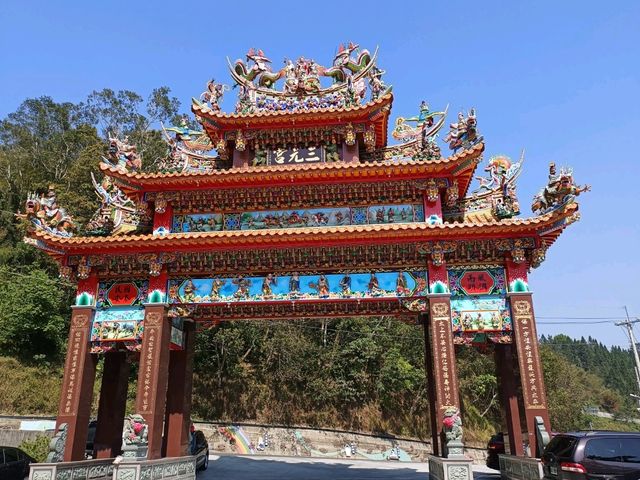 在千米高山間，尋一條靜謐時光的老街。