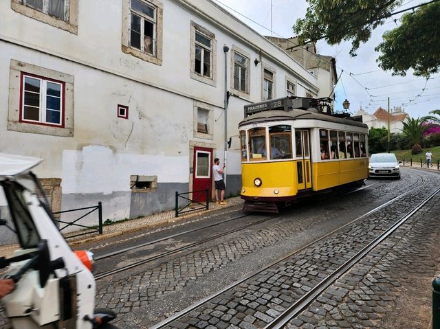 [🇵🇹リスボン] 黄色の路面電車が走る街を歩く