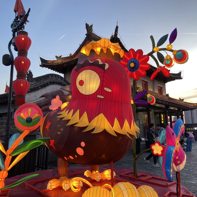 夜遊西安城牆，燈會點亮千年古都