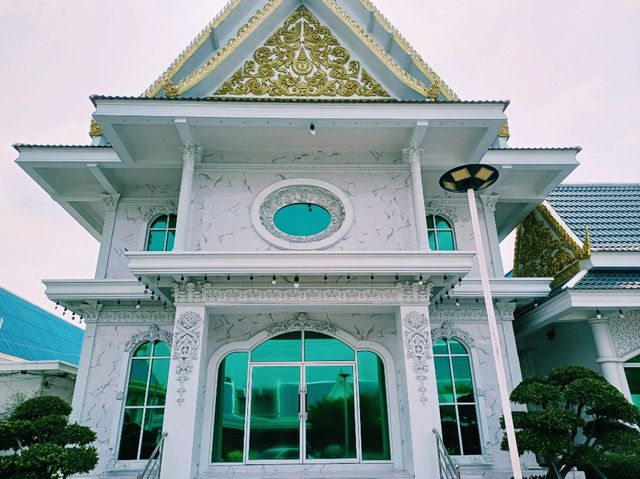 泰國曼谷湄南河畔著名古跡皇家寺廟景點：Wat Ta Klam，藍白色寺廟，適合打卡拍照📸冥想