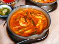 ร้านอาหารไทยต้นตำหรับแท้ๆ ที่เรือนนพเก้า