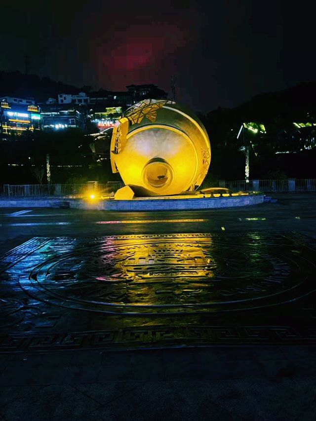 中國貴州遵義市著名景點：茅台渡口紀念碑，適合打卡拍照。