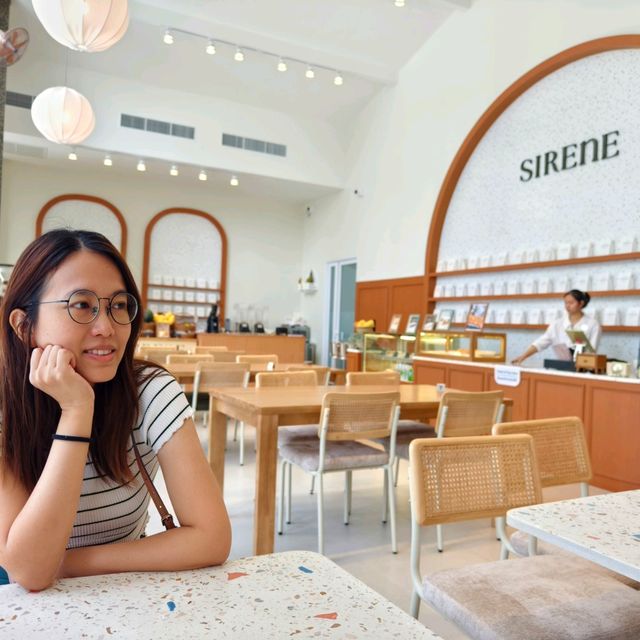 Sirene Café & Restaurant: A Charming Photo-Perfect Spot