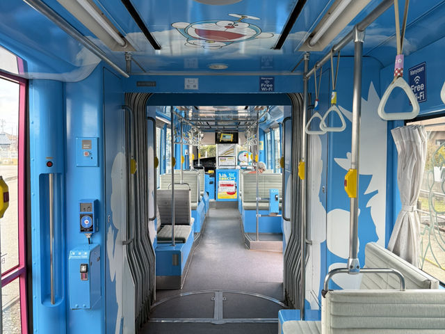 去高岡市坐哆啦A夢電車