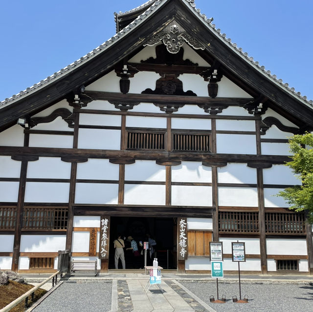 【京都】新緑に空の青さ、曹源池庭園 は素晴らしい