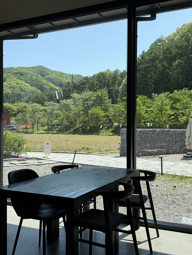 액자같은 풍경을 보며 커피한잔..☕️🤎