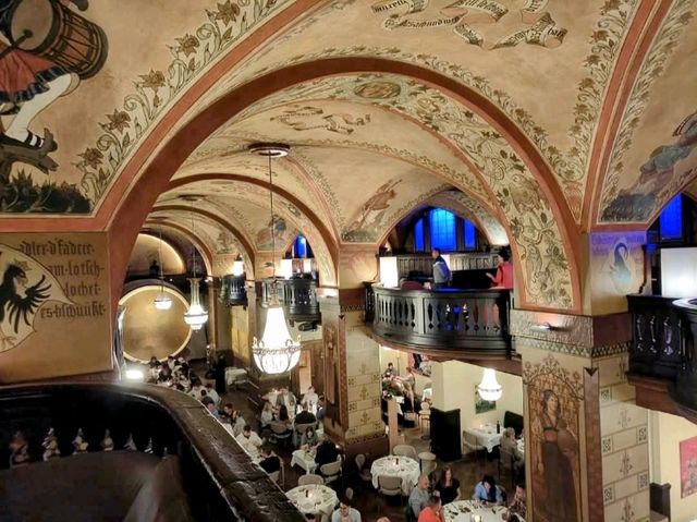 瑞士-伯恩，百年穀倉改建的地窖餐廳---Kornhauskeller Restaurant & Bar