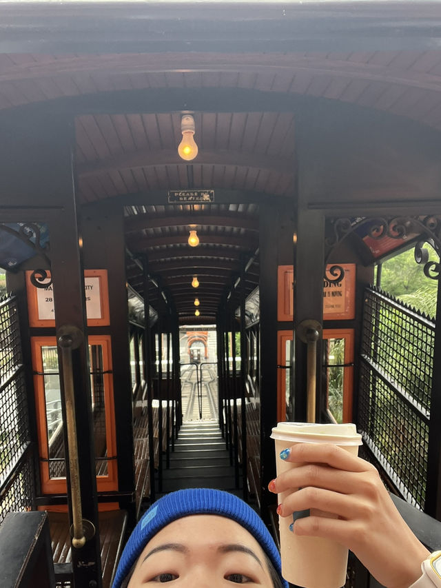 【搭上電影裡的復古列車！洛杉磯 Angels Flight 體驗小而經典的時光旅行】🎬🚋🌇