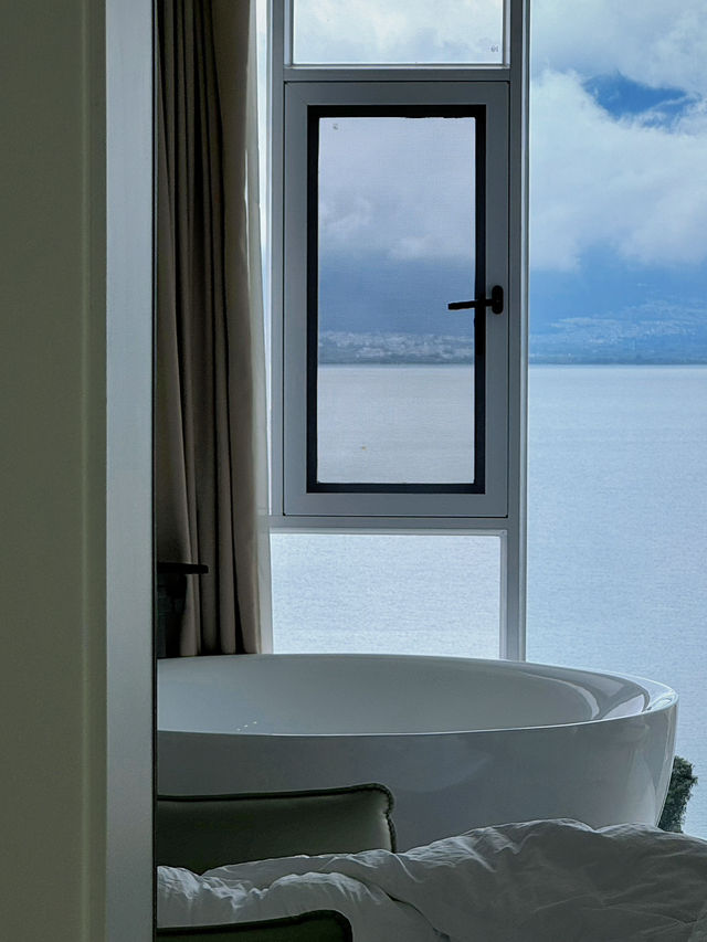 Wake Up to the Serenity of Erhai Lake —Dali’s dreamy seaside escape [⛰️🌊🛏️]