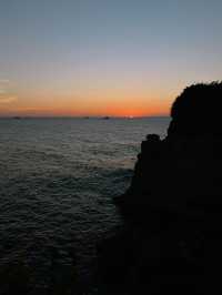 🌊 高雄這個秘境太夢幻！海蝕洞＋夕陽灑落美到像仙境✨