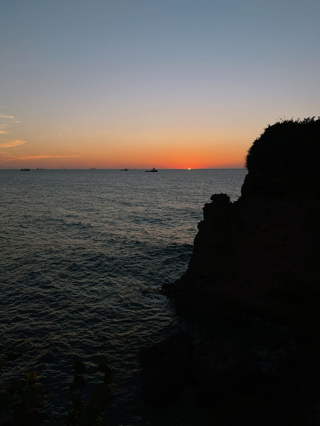 🌊 高雄這個秘境太夢幻！海蝕洞＋夕陽灑落美到像仙境✨
