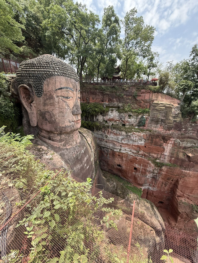 【中国・四川 楽山大仏】世界最大の石仏！圧巻のスケールに心奪われる