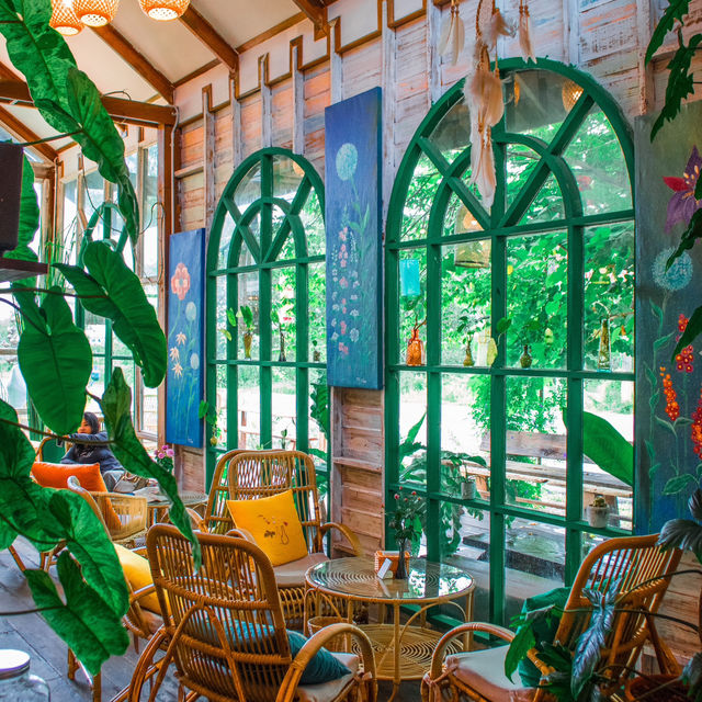 คาเฟ่และร้านอาหาร Vibe ดีริมสระบัวร่มรื่น