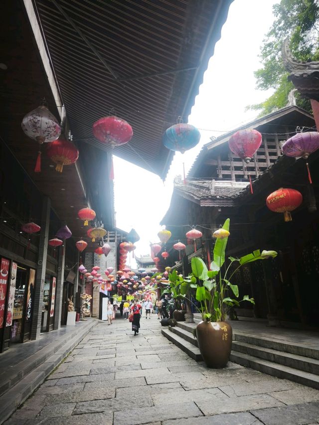 走进蚩尤九黎城：苗疆古韵里的神话重现