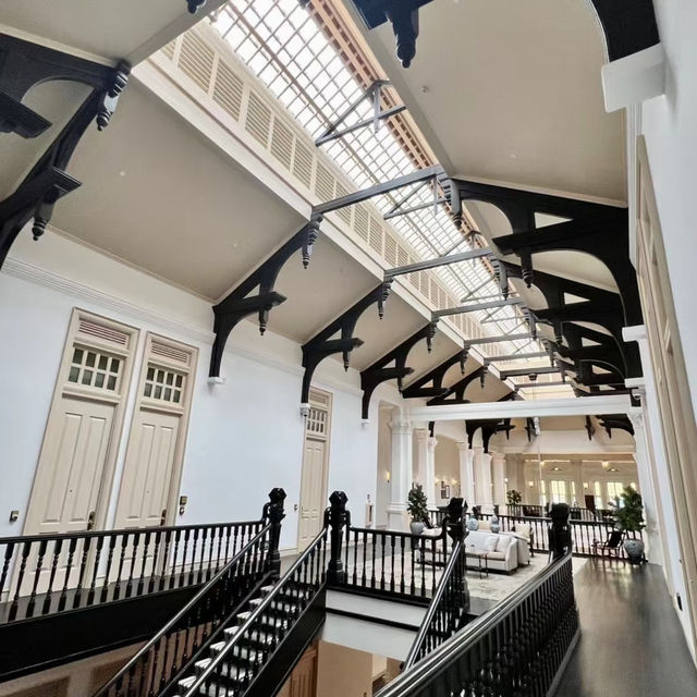 Raffles Hotel Singapore: An Icon of Luxury & History! 🥂🇸🇬✨