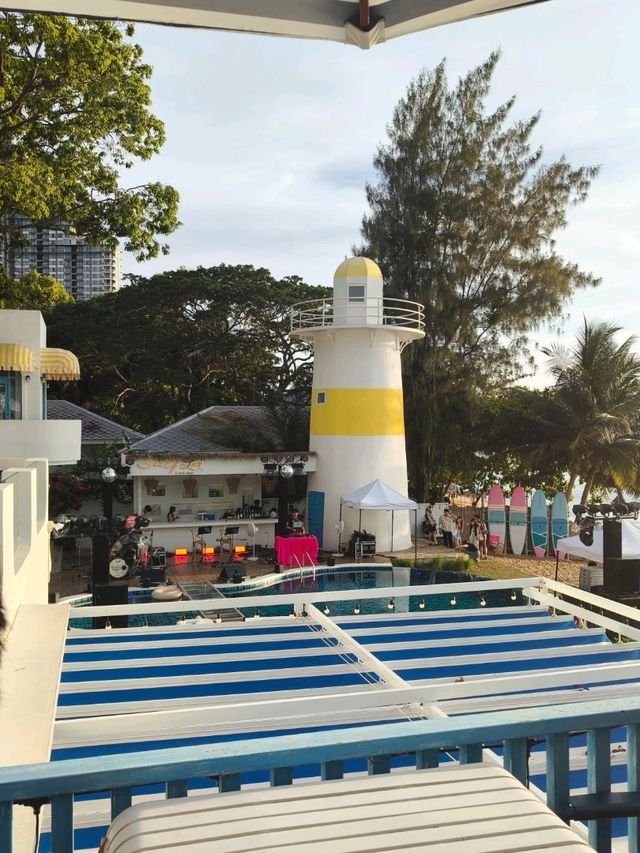 คาเฟ่สไตล์ซานโตรินี่ ติดหาดบางเสร่