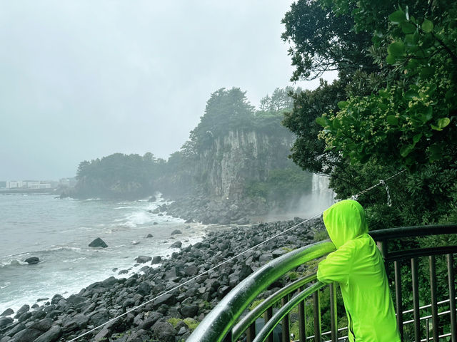 🌧️ 비내리던 날 ‘정방폭포’