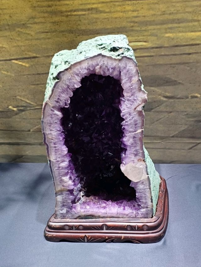 연인과 함께하는 조용한 예술 산책