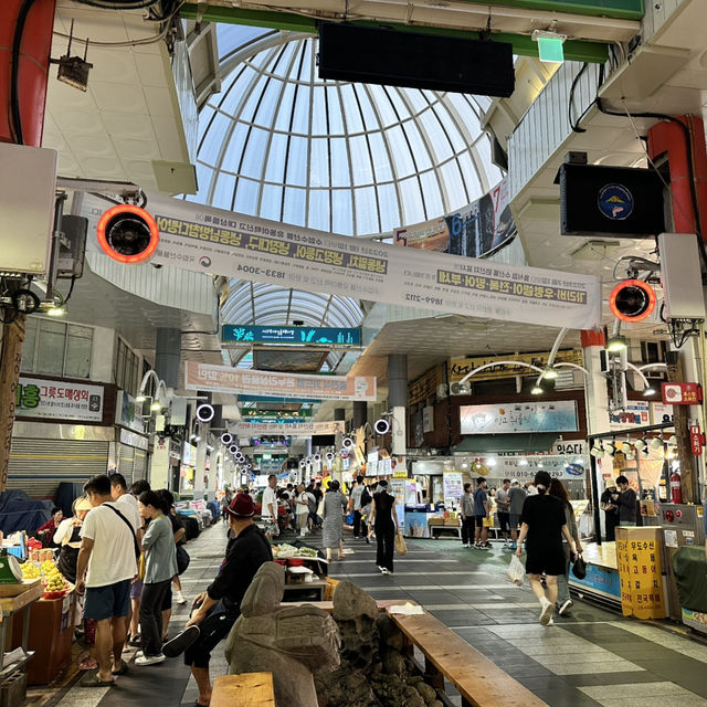 🧡藏在海港城市的美食寶庫！《西歸浦每日市場》：來濟州不吃這裡，等於白來！🦐🍊 