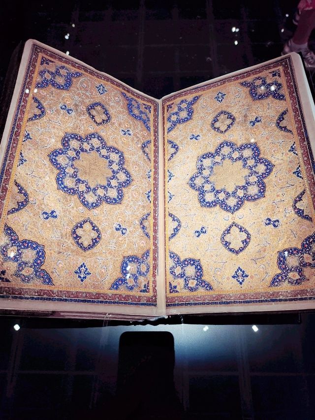 上週末到香港故宫文化博物館9號館看「天方奇毯  伊斯蘭與世界文明的交織」。近距離細看來自蕯法維伊朗，鄂圖曼士耳其和莫臥兒印度一帶的地毯。還有陶瓷，金器，手槁等。可用整天看地毯的設計，細構和圖案。