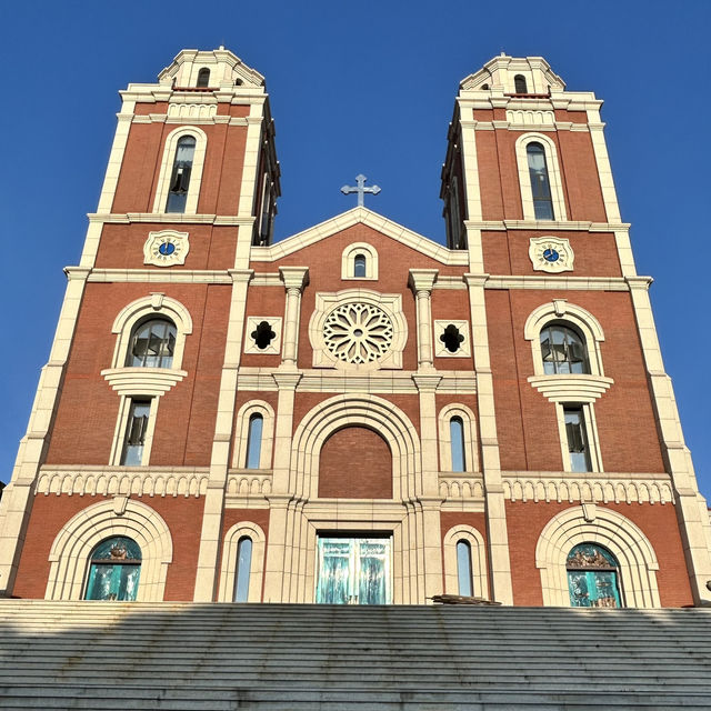 Divine & Delicious: A Solo Trip to Xiamen’s Catholic Church & Eighth Market