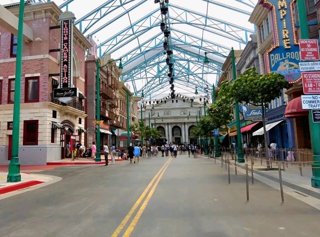 Hollywood Glamour at Universal Studios Singapore!