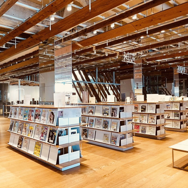 Toyama Glass Art Museum: Where Light & Glass Dance – A Solo Traveler’s Crystal Fantasy"** ✨🏛️