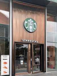 Starbucks Lotte Liễu Giai offers a familiar