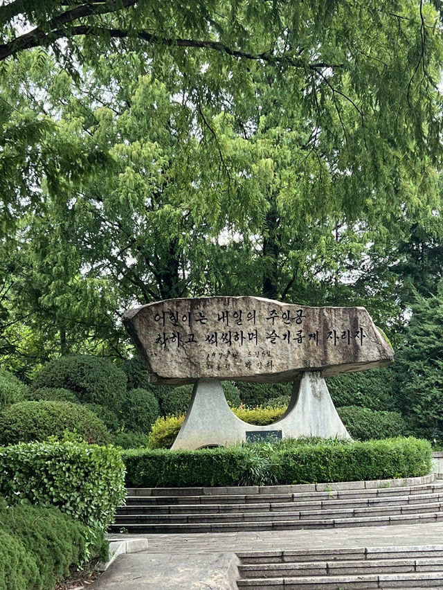 공원의 조각상들