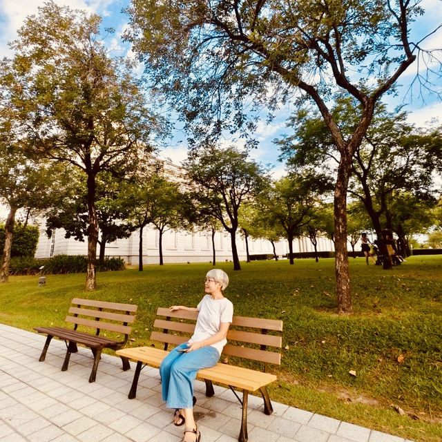 《午後漫步，奇美博物館的綠草與湖光》