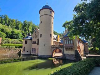 梅斯佩爾布倫城堡 (Mespelbrunn Castle)