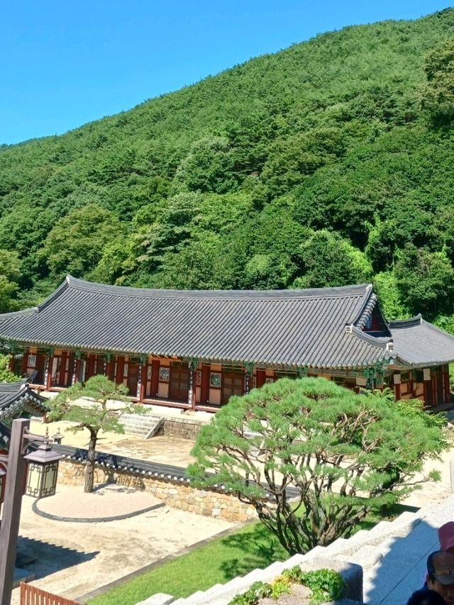 산세와 어우러지는 웅장한 모습이 인상적 산세와 어우러지는 웅장한 모습이 인상적