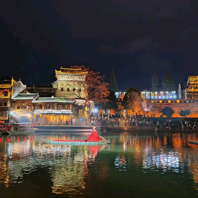 璀璨燈光下的鳳凰古城美景✨