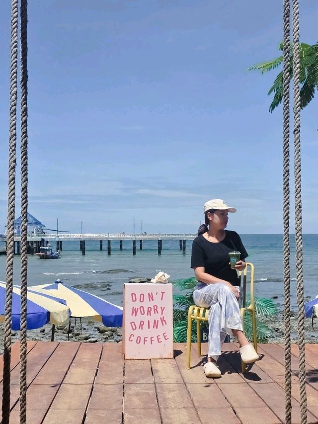 Tiny Island Cafe บางแสน ชลบุรี