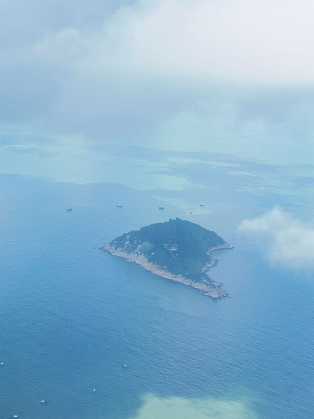 🌉 Hong Kong's Ocean & Traffic Symphony: Where Sea Meets City Pulse! 🚖