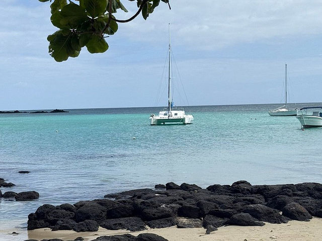 Notre Dame Auxiliatrice - Bright colors and a picturesque view of Mauritius 