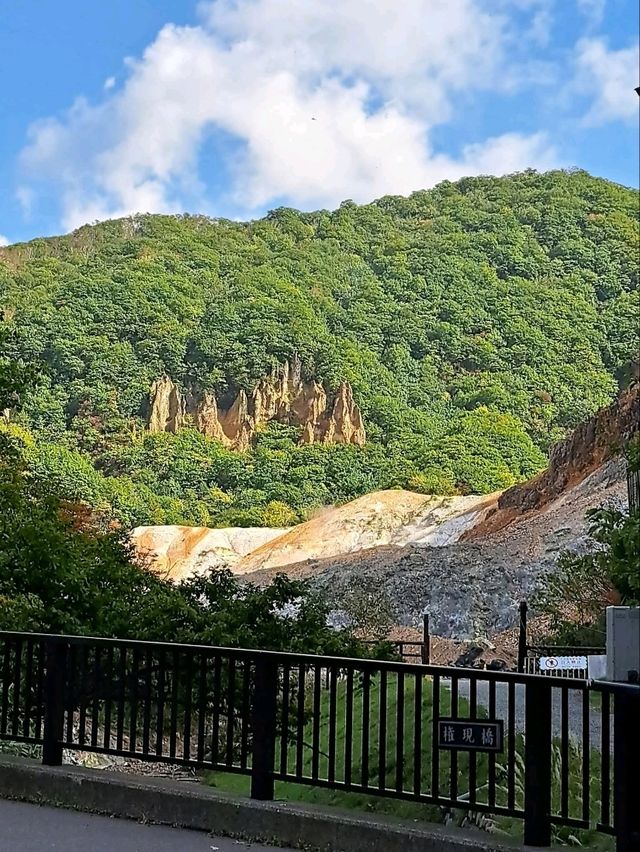 “Journey Through Steam: The Hiking Path to Hell Valley’s Onsen”