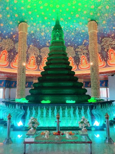 タイ バンコク】エメラルドグリーンに輝くお寺 ワットパクナム | Trip