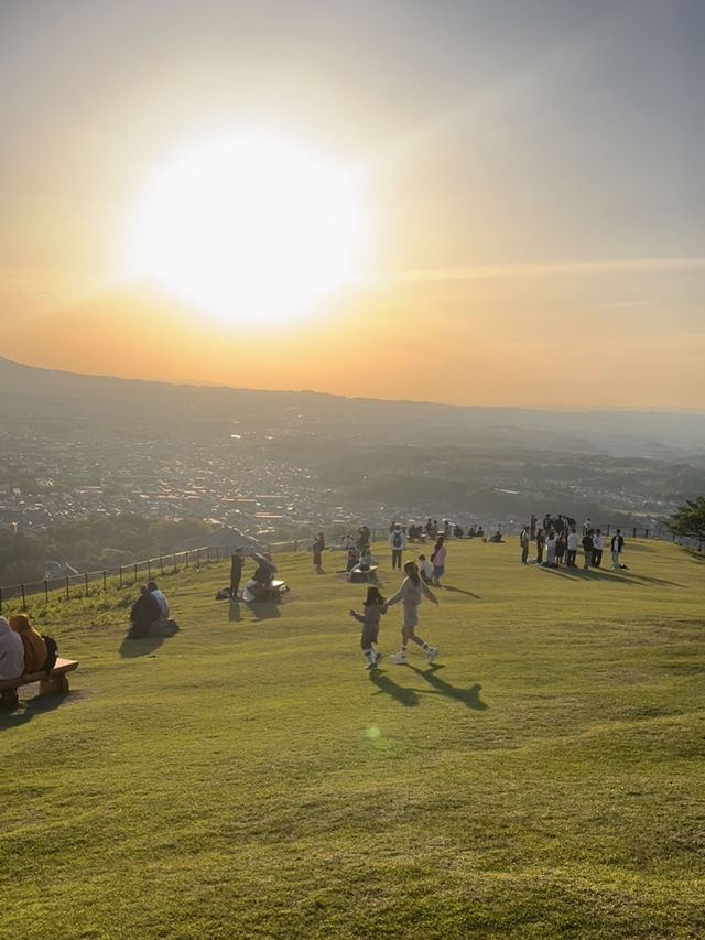 ชมพระอาทิตย์ตกที่ Mount Wakakusa Nara ชมพระอาทิตย์ตกที่ Mount Wakakusa Nara