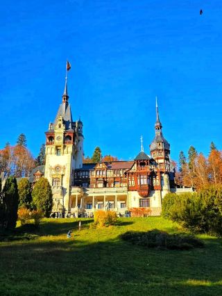 🏰 Where Royal Dreams Meet the Mountains – Discover Peleș Castle