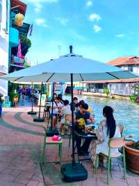 🥪☕🥦🌶️🍜🫛🥃🍗🥒🍛Savouring Local Delights at a Cozy Riverside Cafe in Malacca.