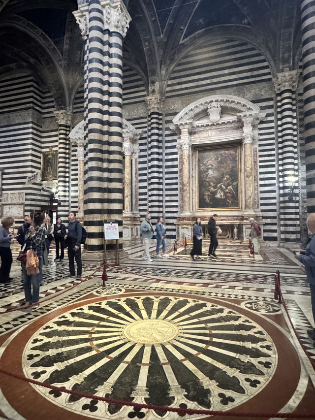 시에나 대성당, 섬세한 바닥 모자이크가 빛나는 예술의 장