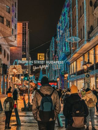 A Stylish Stroll – Fashion Street Budapest at Night