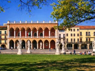 Padua – frescoes, arcades, and quiet authority