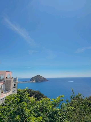 อัญมณีเม็ดงามที่ซ่อนอยู่นอกชายฝั่งเนเปิลส์! คู่มือเที่ยวเกาะอิสเคีย (Ischia) ฉบับสมบูรณ์