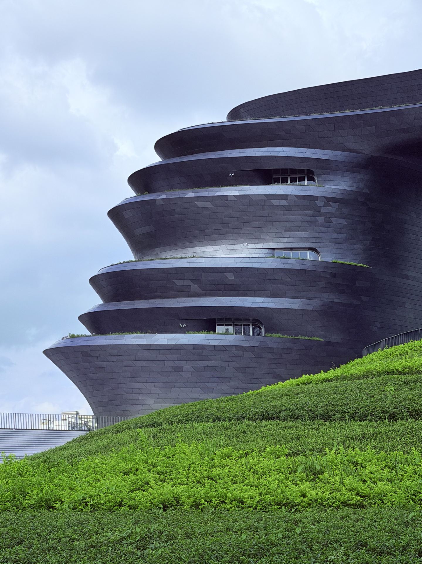Shenzhen Science and Technology Museum
$50 tickets can chill for half a day! 😎
It's just outside the MTR Science Museum Station. It's super convenient. You don't have to worry about transportation at all

The summer holidays are particularly crowded, many student parties and even families go there. If you want to slowly feel the charm of technology, it is recommended to avoid peak hours. It will be more comfortable to go on weekdays!

Address: No. 1003, Shennan Middle Road, Futian District, Shenzhen
Opening hours: Tuesday to Sunday 9:30-17:00 (closed on Mondays)

Technology fans and hipsters must mark this photo spot. You won't get bored after an afternoon of walking. You can play until you don't want to leave!