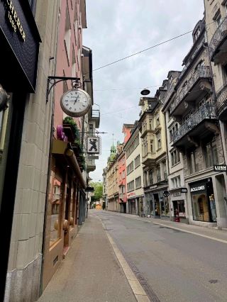 เสน่ห์อีกมุมของ St. Gallen: เดินช้อปเพลินๆ ในเมืองเก่าบรรยากาศคลาสสิก 🇨🇭🛍️

นอกจากประวัติศาสตร์และมหาวิทยาลัยอันงดงามแล้ว เมือง St. Gallen ยังเป็นเมืองที่เหมาะกับการเดินเล่นช้อปปิ้งมากๆ ค่ะ ย่านเมืองเก่าถูกจัดให้เป็นเขตถนนคนเดิน (Pedestrian Zone) เดินสบาย ปลอดภัย ไม่มีรถมารบกวน
บรรยากาศสองข้างทางเต็มไปด้วยร้านค้าแบรนด์เนม ร้านนาฬิกาหรูสวิสอย่าง Bucherer ร้านอัญมณี และคาเฟ่น่ารักๆ ที่ซ่อนตัวอยู่ในอาคารโบราณสุดคลาสสิก ทุกมุมถนนยังตกแต่งไปด้วยน้ำพุสวยงาม และหน้าต่างมุขแกะสลักที่เป็นเอกลักษณ์ของเมือง เดินไป ถ่ายรูปไป ได้ทั้งของติดมือและรูปสวยๆ กลับไปแน่นอนค่ะ
ใครชอบบรรยากาศการช้อปปิ้งแบบชิลๆ ไม่วุ่นวาย แนะนำให้ปักหมุดย่านเมืองเก่า St. Gallen ไว้ในแพลนสวิตเซอร์แลนด์ได้เลยค่ะ ✨💖

#StGallen  #Switzerland  #เที่ยวสวิตเซอร์แลนด์  #รีวิวสวิตเซอร์แลนด์  #ช้อปปิ้งสวิตเซอร์แลน ด์ #เที่ยวยุโรป  #เที่ยวสวิสด้วยตัวเอง  #TripDotCom  #TravelSwitzerland 