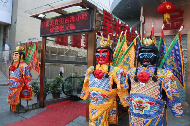 Shenzhen's Walking Street and People's Park🌳