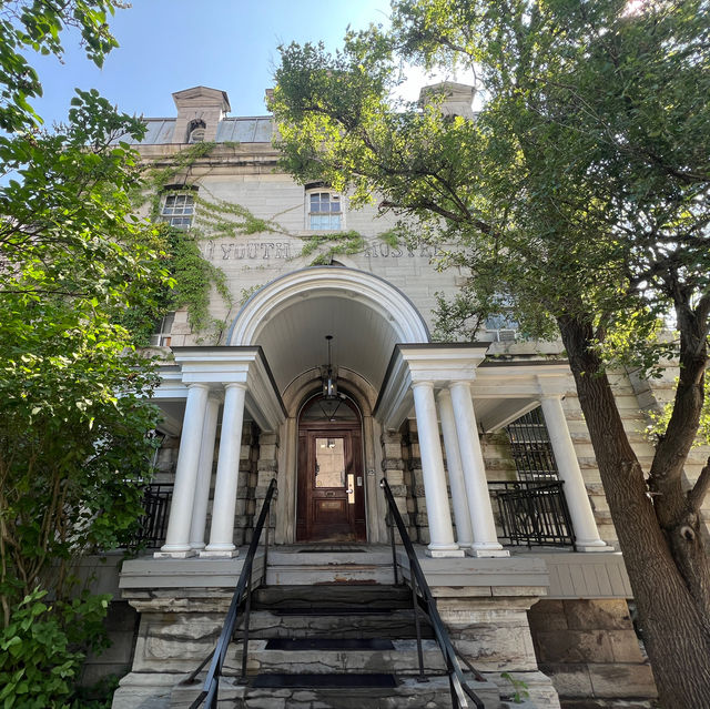 "🏨 Unique Stay at Saintlo Ottawa Jail Hostel 🇨🇦  