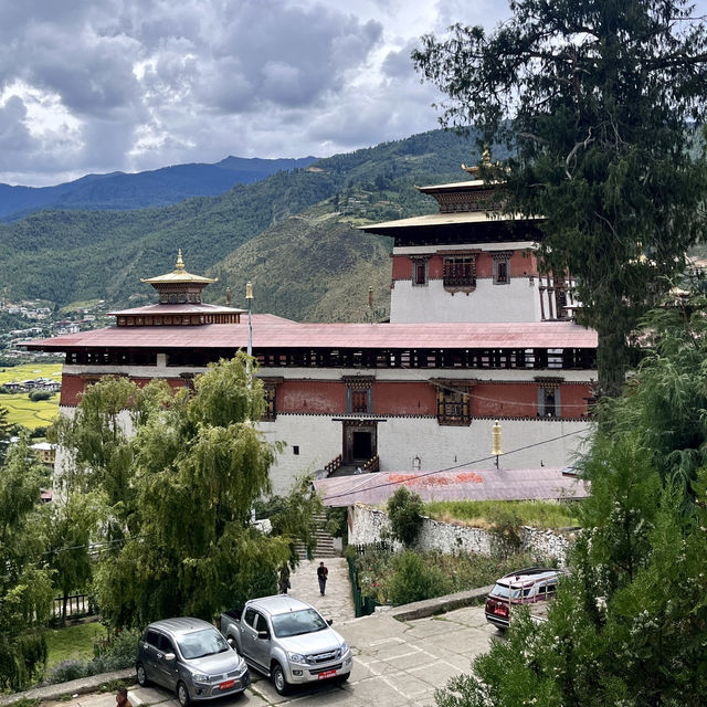 🏰✨ Discovering Rinpung Dzong: A Gem of Bhutanese Architecture! ✨🏰 